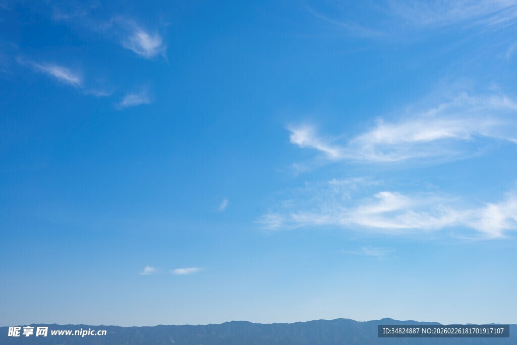 蓝天飘云下的远山景色