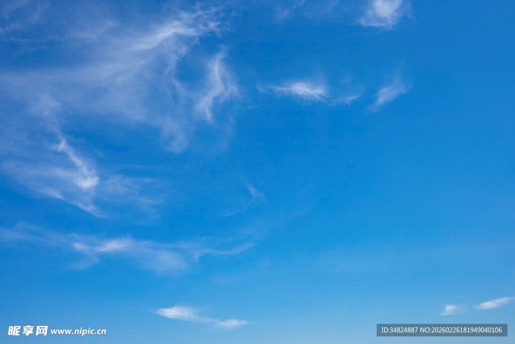 蓝天飘絮状白云