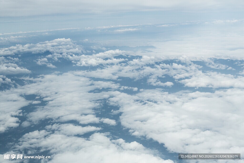 高空俯瞰洁白云朵美景