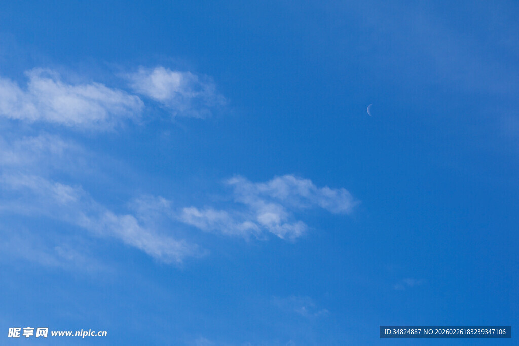 蓝天飘着几朵白云