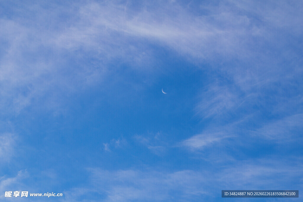 蓝天飘絮状白云