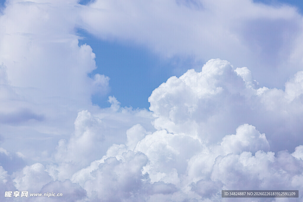 蓝天白云下的梦幻云朵