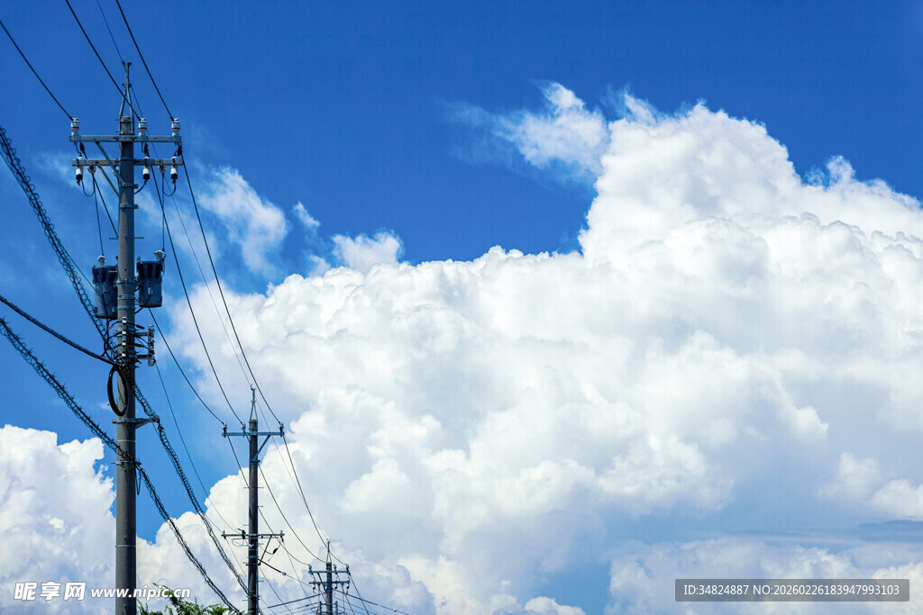 蓝天白云下的电线杆