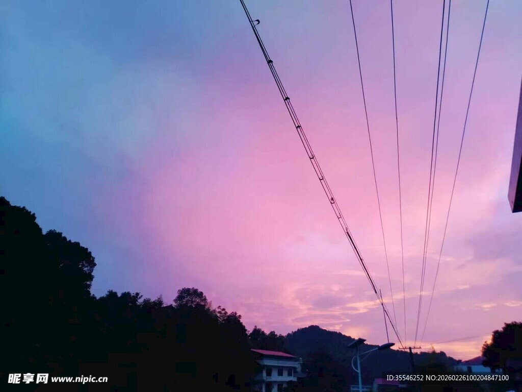 黄昏下的电线与绚烂天空