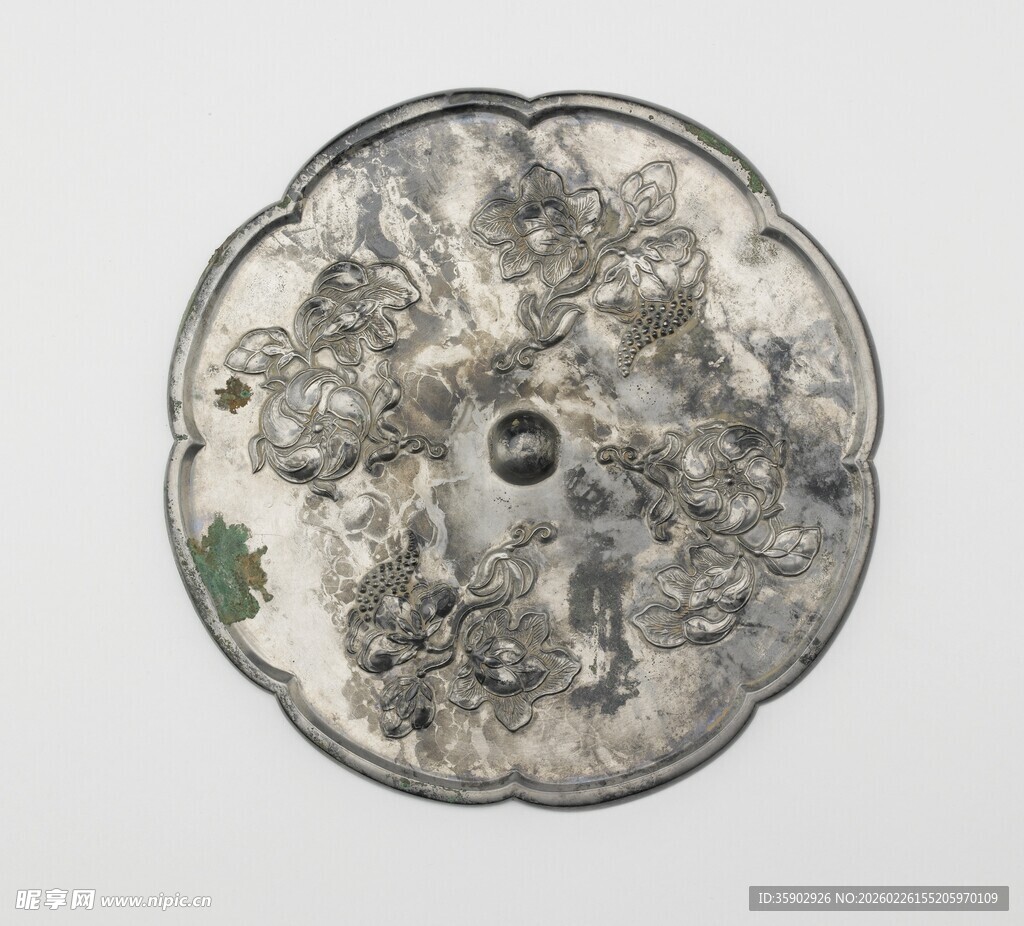 古代花卉纹银质圆形器物