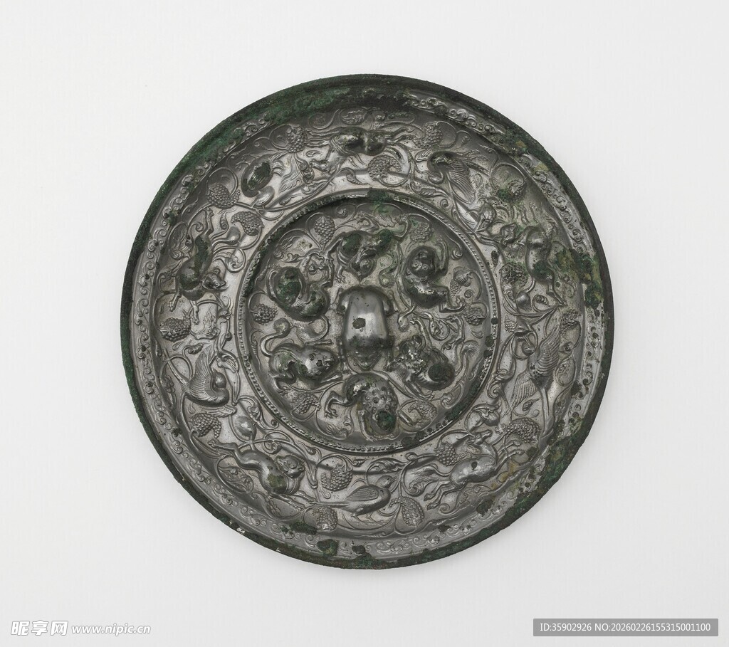 古代精美花纹青铜镜