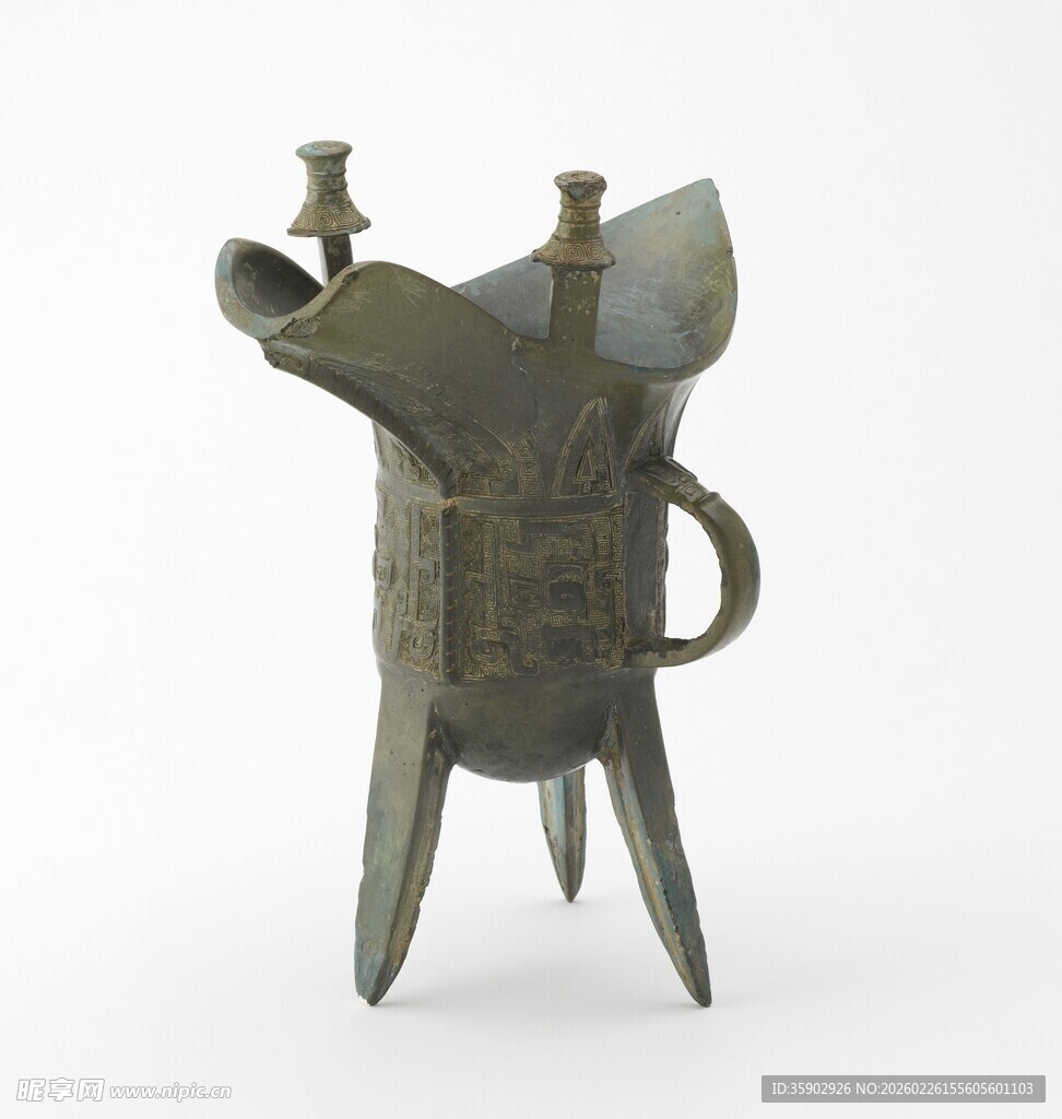 青铜爵杯造型古朴典雅