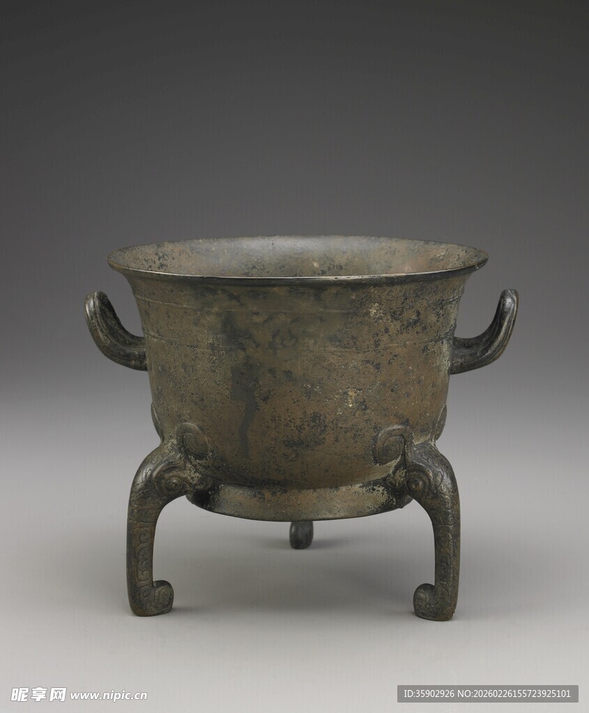 青铜双耳三足鼎