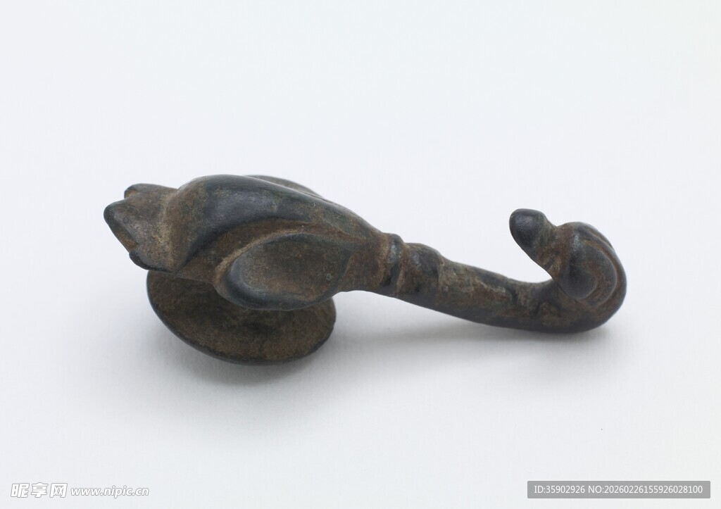 古朴青铜海马形器物