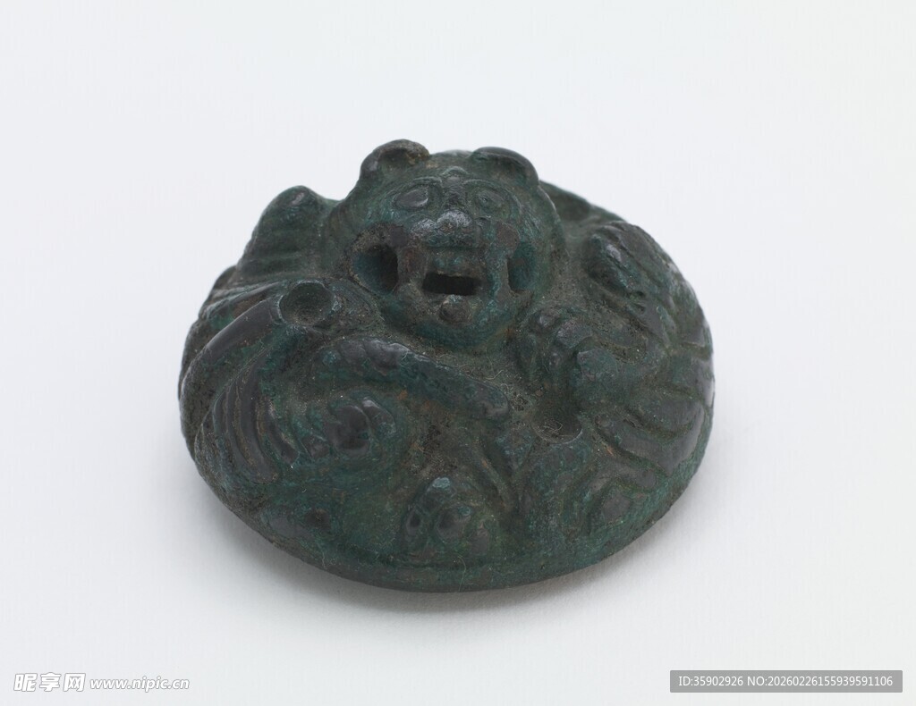 古铜色兽形雕刻摆件