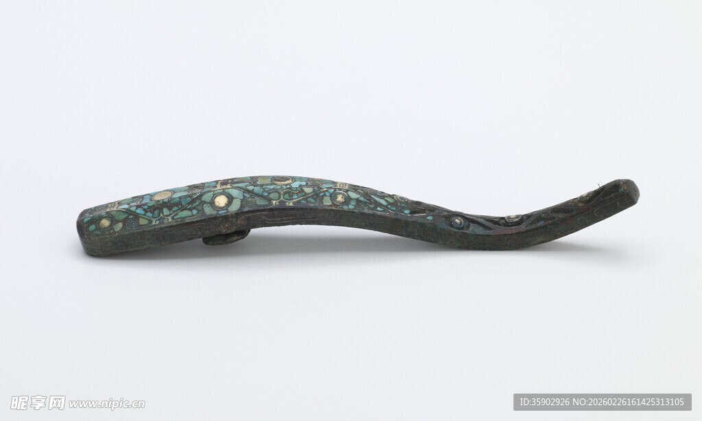 古朴青铜鱼形器物