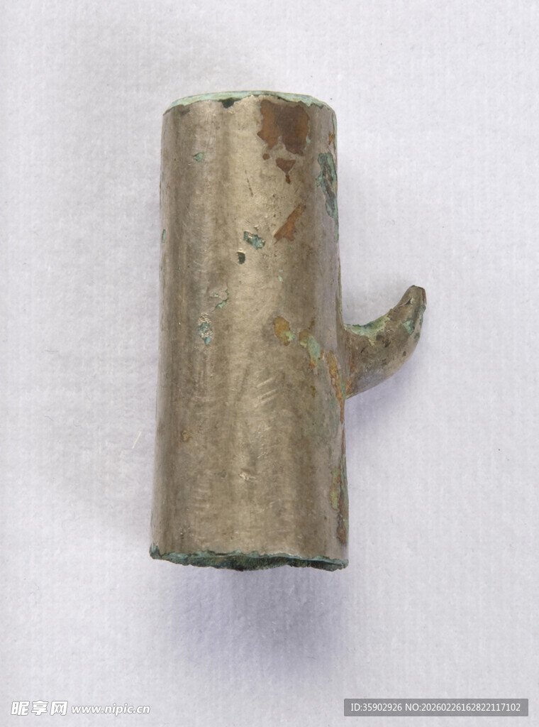 古铜色金属物件