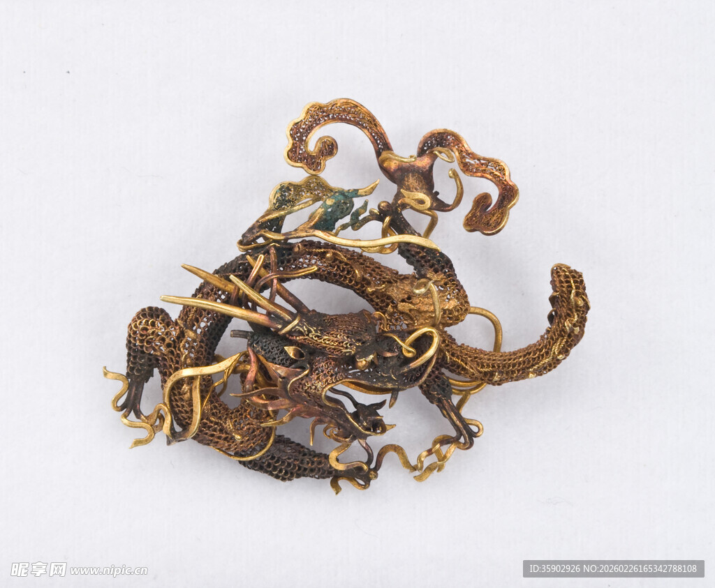 古铜色盘龙造型艺术品