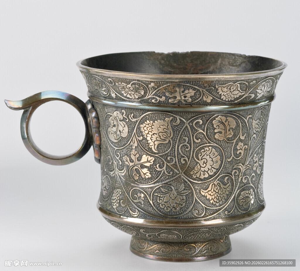古银杯精美纹饰尽显典雅