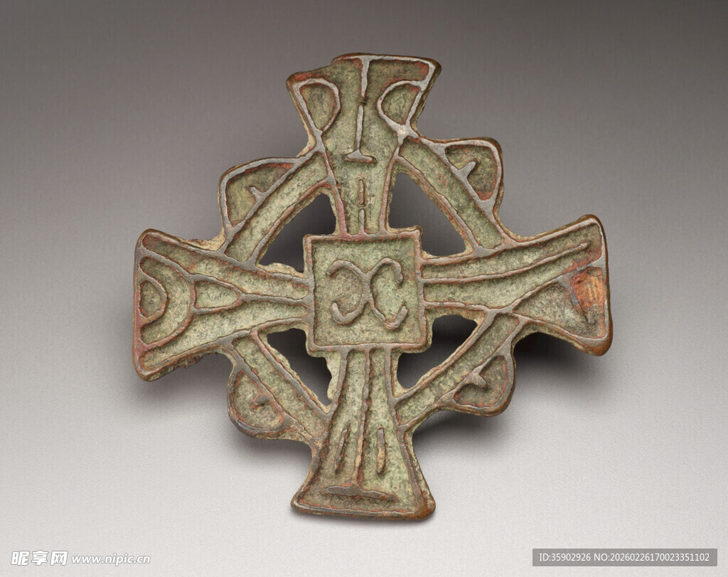 古老精致的十字形金属饰品