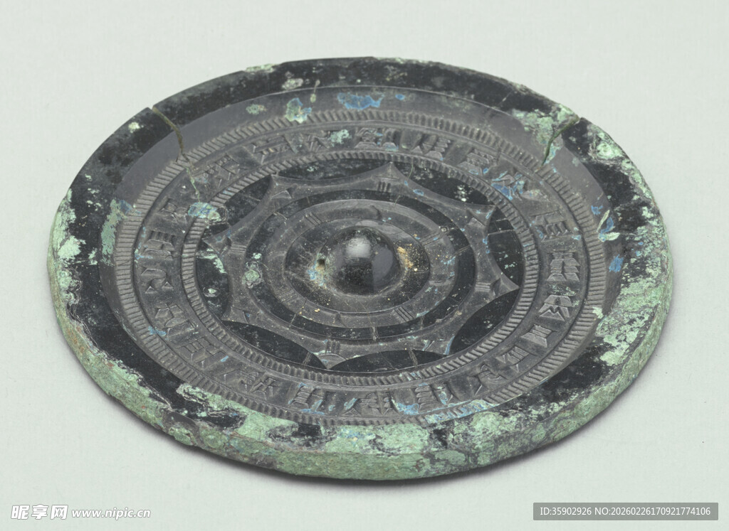 古老神秘的圆形青铜纹饰