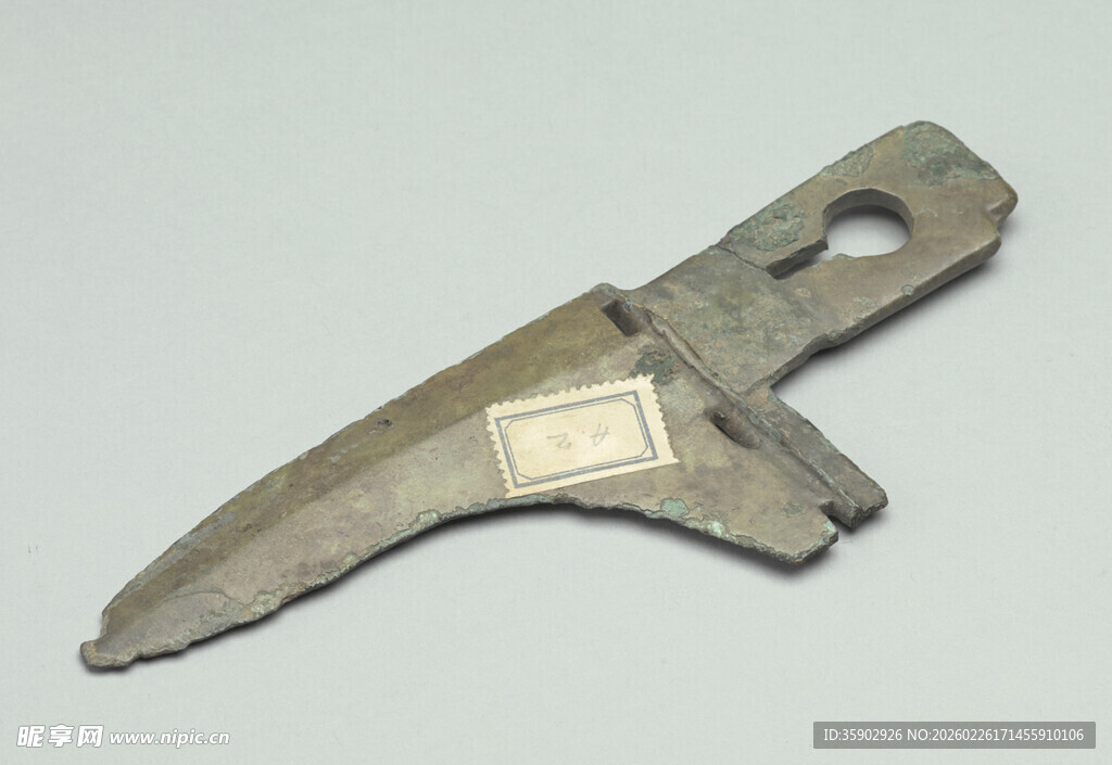 古老青铜刀具文物展示