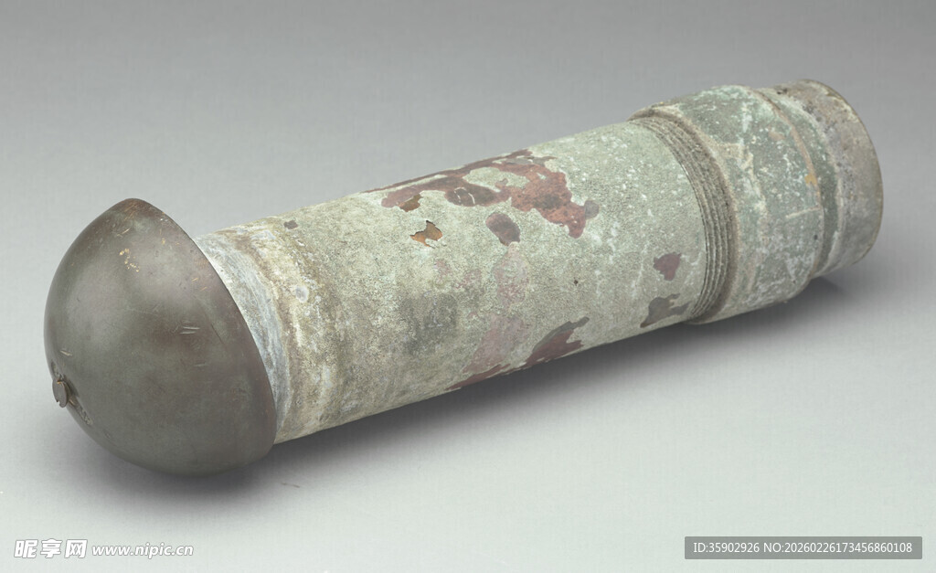 古老斑驳金属圆筒