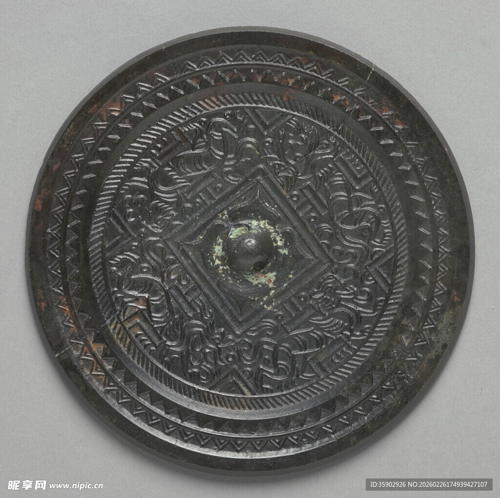 古旧圆形纹饰金属器物