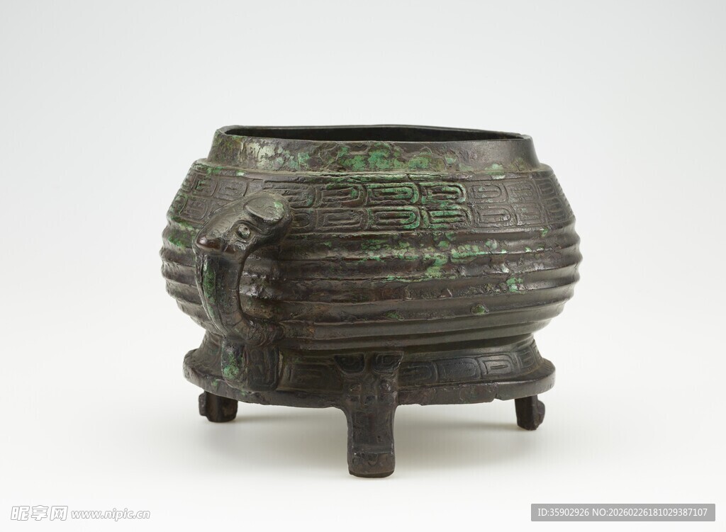 三足青铜古容器