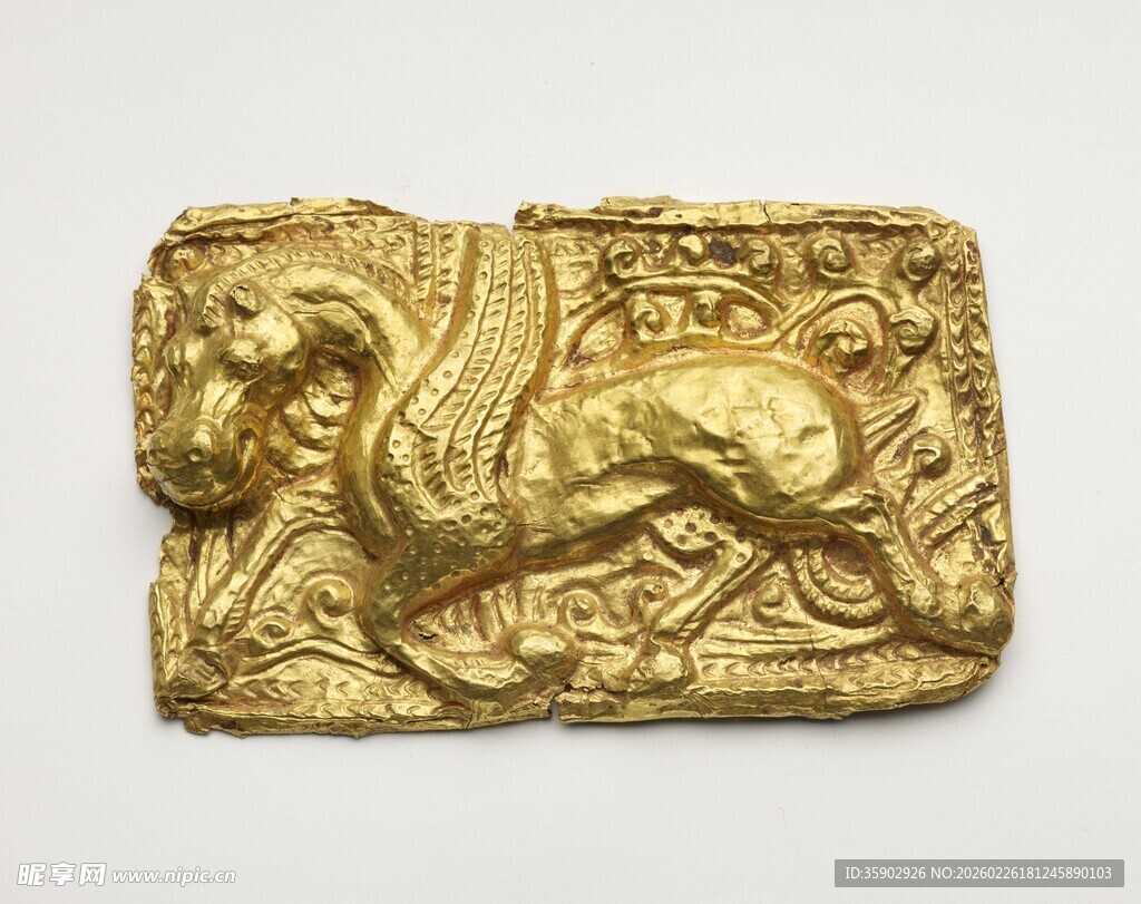 古代金质带翼神兽纹饰牌