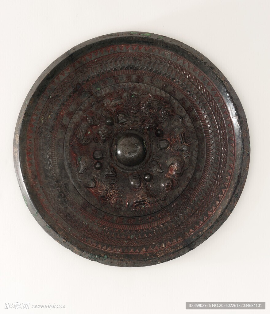 古朴圆形深色陶瓷盘