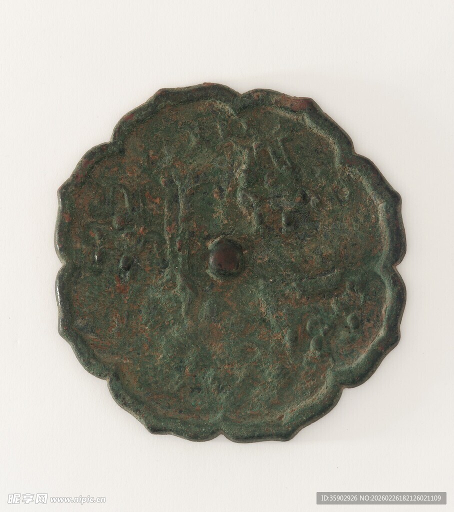 古铜莲花纹圆形器物