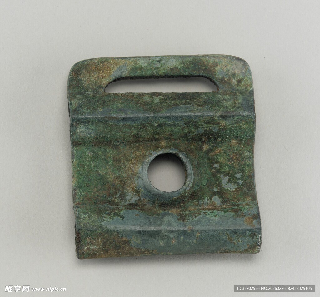 青铜方器古朴孔洞造型