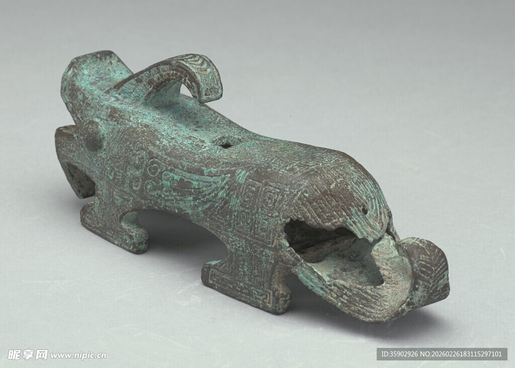 青铜虎形器