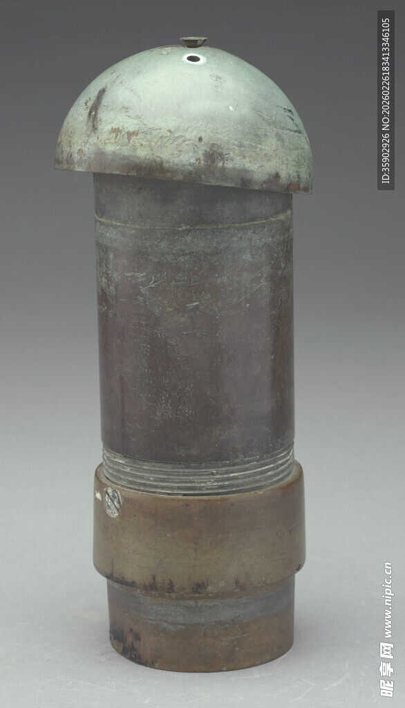 古老金属圆柱形器物