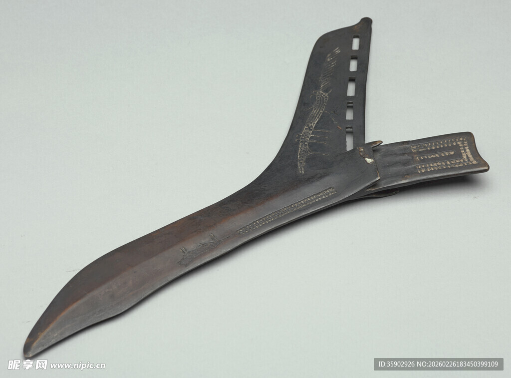 古老奇特的金属制三叉刀具