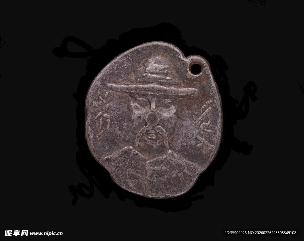 古旧人物图案金属圆饰