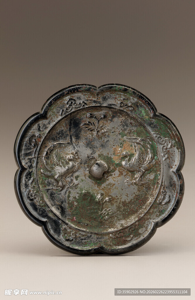 古代精美龙纹圆形铜镜