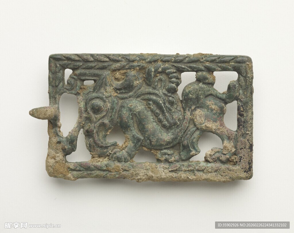 古代神兽纹青铜带饰