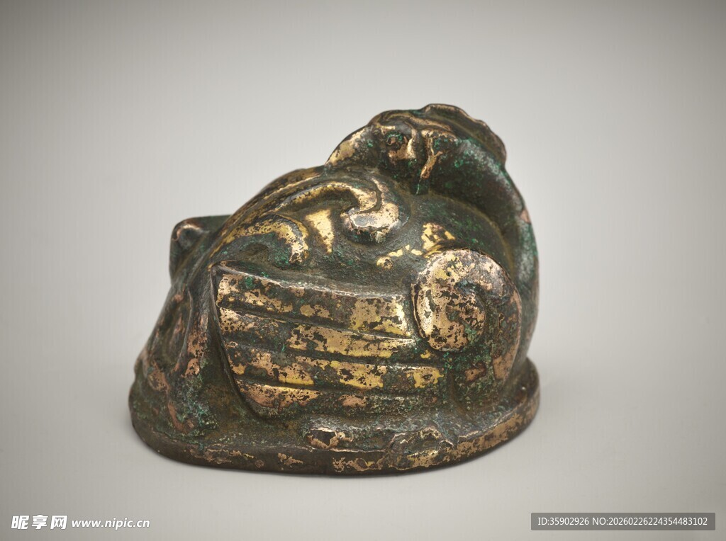 古代青铜卧姿动物形器物