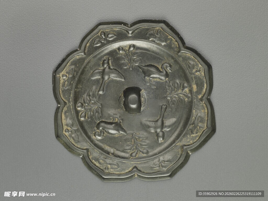 古铜镜精致花卉纹饰