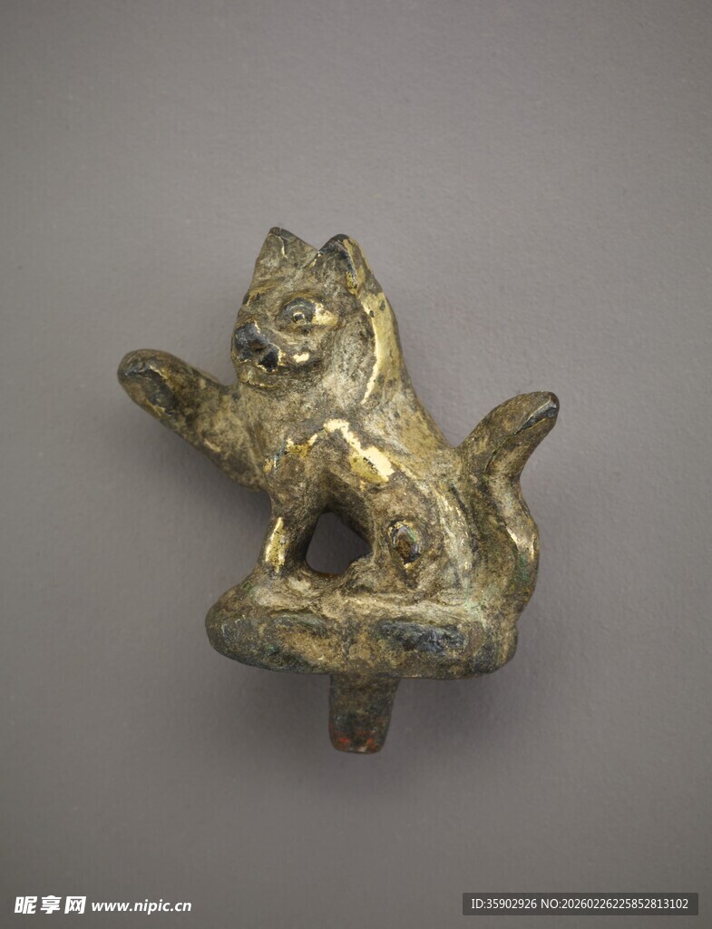 青铜猫形摆件