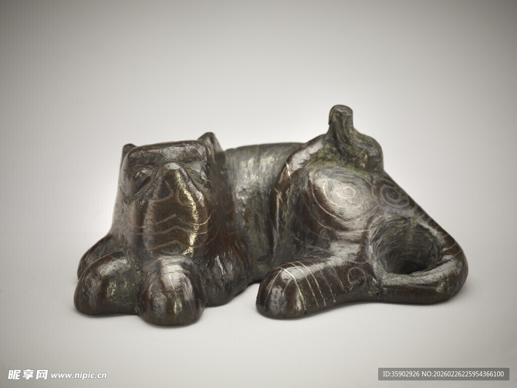 卧姿青铜猫摆件