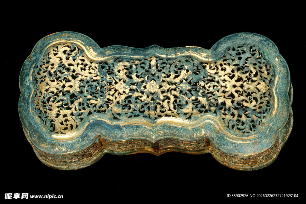 古雅雕花金属器物