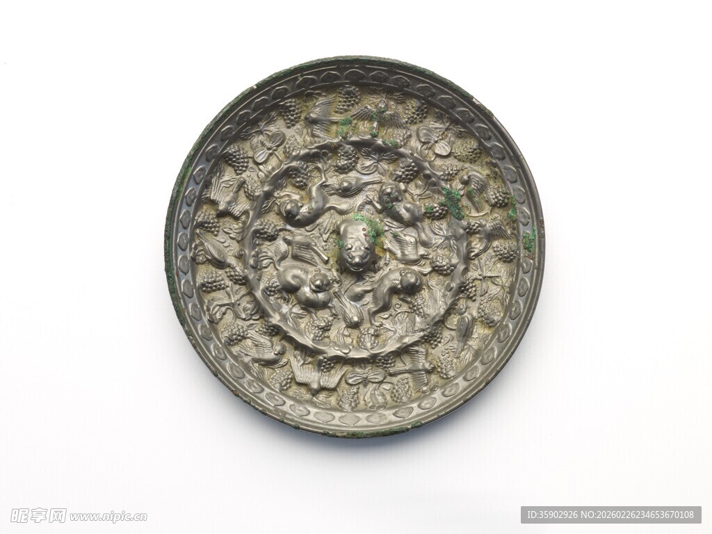 古代精美圆形浮雕纹饰铜镜