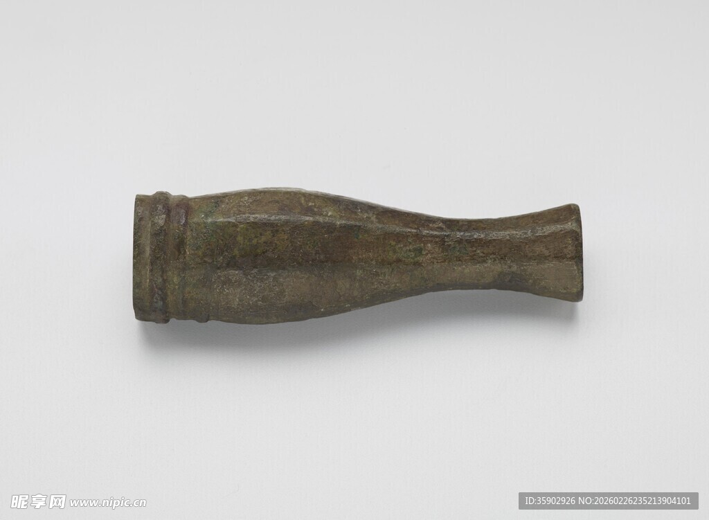 古朴木质瓶状物件