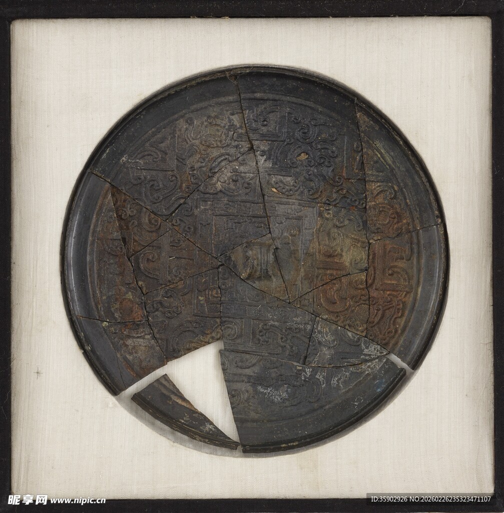破损古铜镜