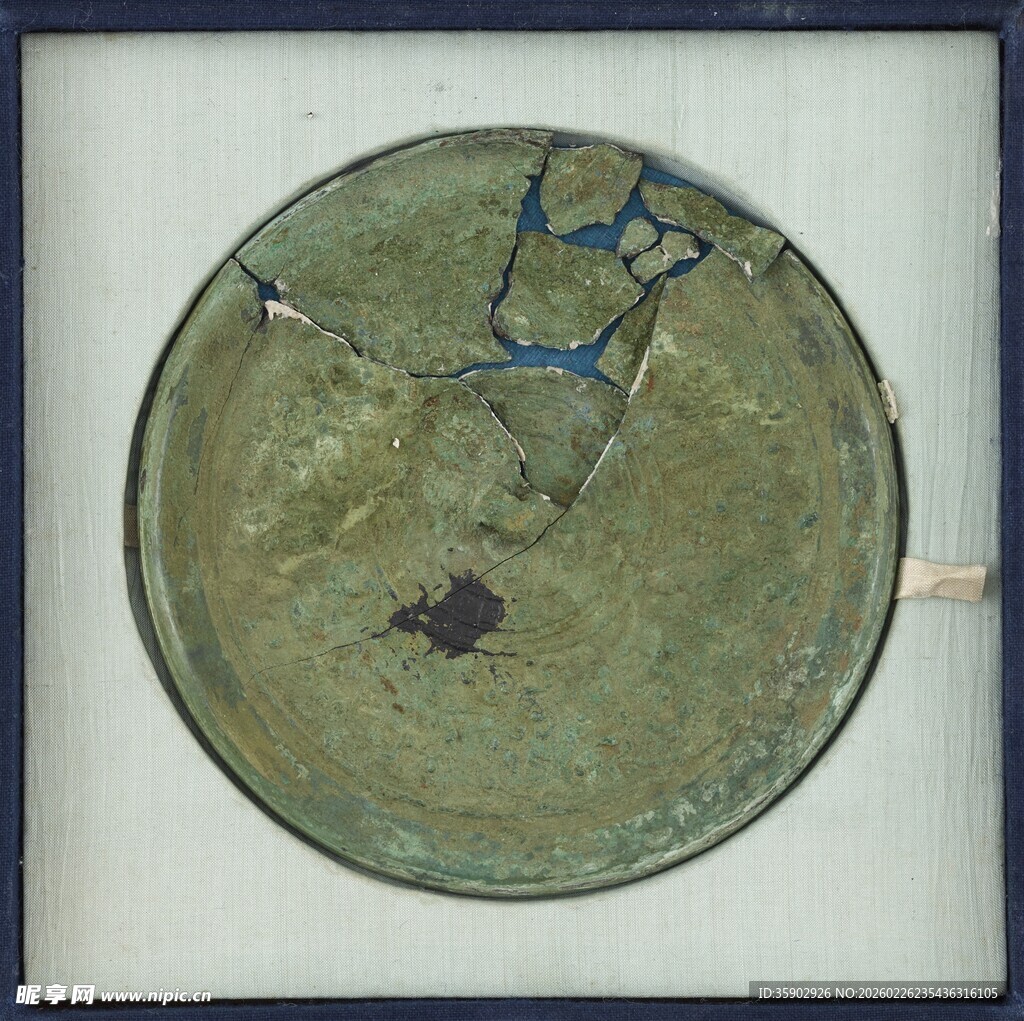 破损青铜古镜
