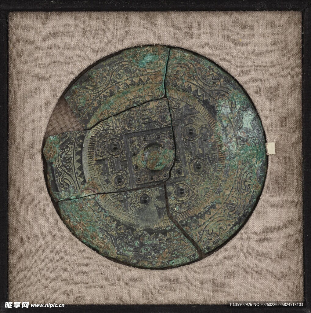 古老破碎青铜镜