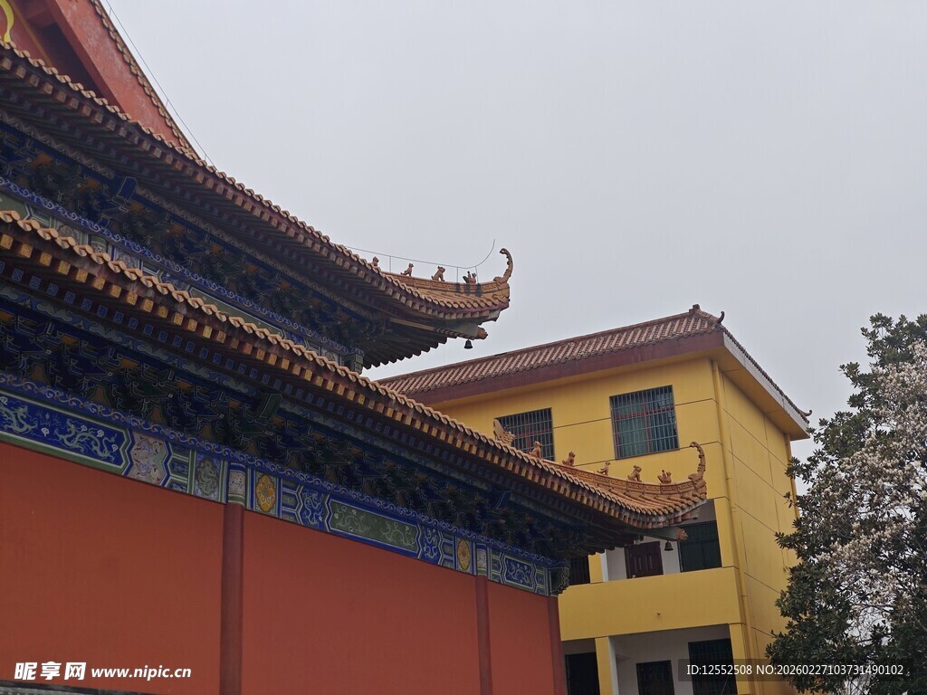 中式古建筑与现代建筑并存