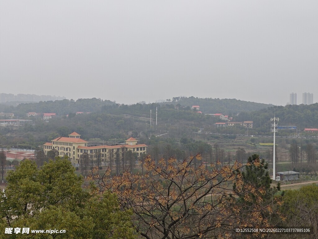 雾中远景的城市与山林