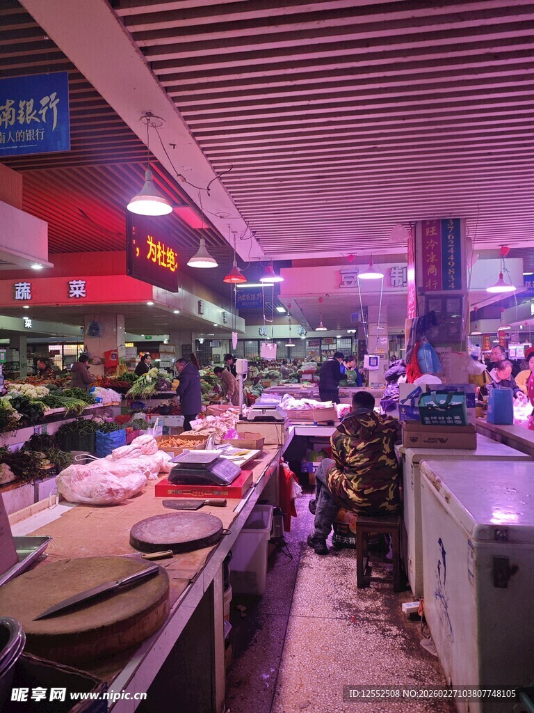 热闹的室内餐饮场所
