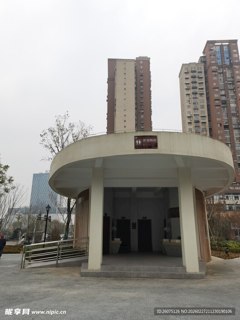 小区地下停车场入口