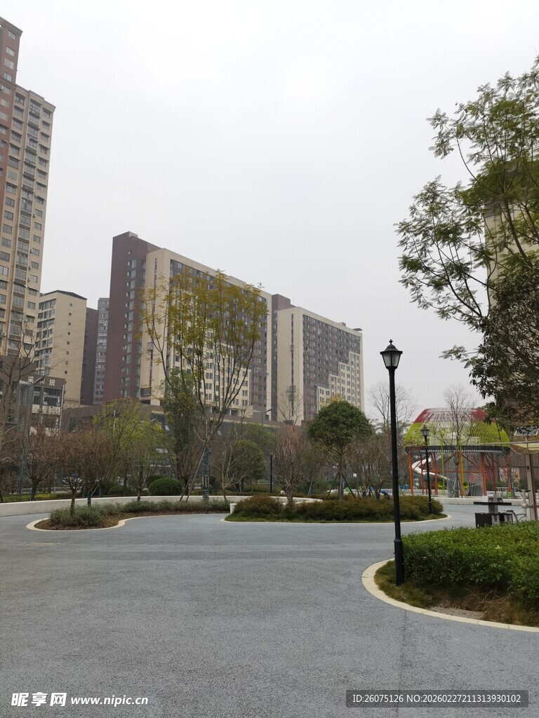 城市住宅区的开阔道路景观