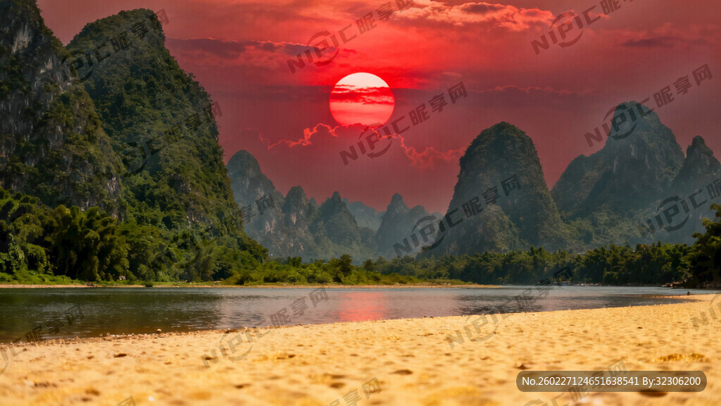 桂林山水落红色日霞光加前景沙滩